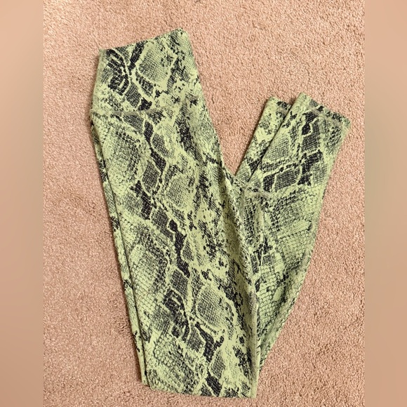 Alo Yoga High Waist Vapor Leggings in Neon Lime. NWOT. Size XS. - Picture 5 of 7